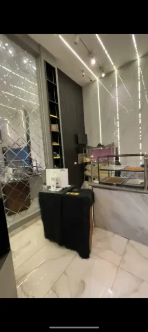 محل حلويات بموقع مميز ولا زال شغال