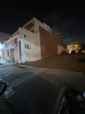 شقة ارضية ع الرئيسي بها محلات دخلهم الشهري 5000 والشقة معروضه للايجار بي 6000 يعني دخله كامل 11 الف