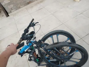 دراجه كويسه 4 سرعات قابله الفتح والقفل عشان لو تسافر بيها الجنط حديد استلس كويس ونضيف جدااا