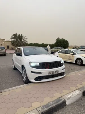 جيب جراند شيروكي SRT 8 2015 استيراد خليجي بحالة جيدة مع كامل المواصفات
