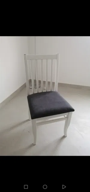 اتنين كراسي اكل جدد مش مستعملات بغلاف متعهم