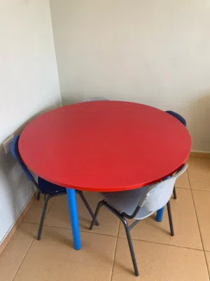 طاولة دائرية مع 4 كراسي