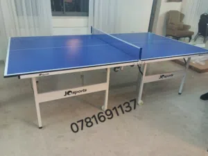طاولة تنس من Jo sport شكل فخم بمقاس قانوني ستاندر متحركه بعجلات قابله للطي توضع بأقل مساحه مع مضارب