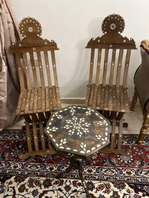 كرسيان صدف انتيك مع طاوله بحاله جديده