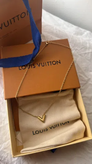 عقد lv شكل v انيق جودة ممتازة وتغليف راق