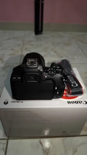للبيع كاميرا Canon 250D شبه جديدة مع جميع معداتها