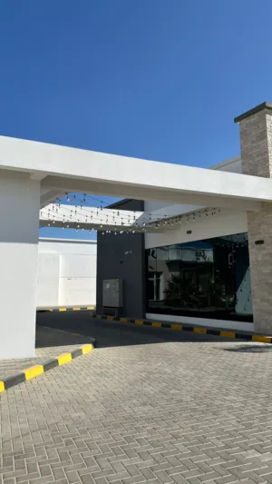 فرصة استثمارية قوية ـ Drive Through  للايجار مقابل شارع الرئيسي