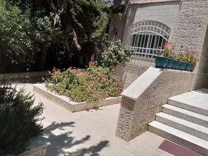 فيلا فاخرة للبيع في  عبدون / بالقرب من السفارة البريطانية REF: 12043