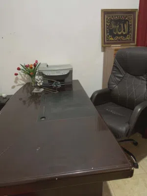 كرسي مكتب ومكتب لبيع