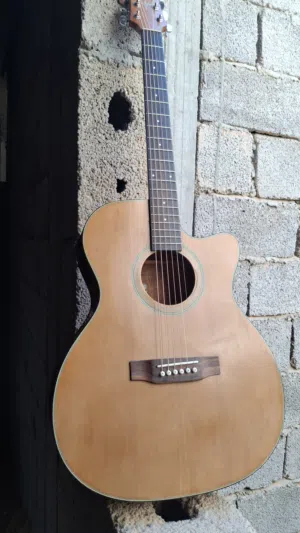 ماشاء الله، جيتار أكوستيك خشبي (Acoustic) للبيع. الجيتار في حالة ممتازة، شبه جديد، وصوته نقي وقوي.