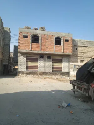 للبيع بيت في المكلا منطقة فوه القديمه ع شارع اسفلت دورين