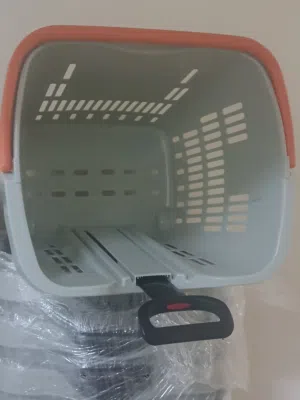 سلات بلاستيك للتسوق استخدام بسيط جدا للبيع بحالة ممتازة