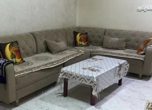 ركنة ثلاث قطع وزاوية لونها بيج غامق