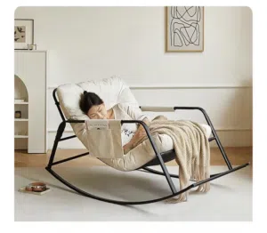 كرسي هزاز مع فرشة بيضاء