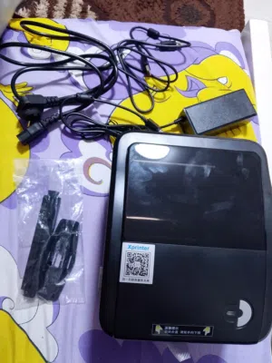 هذا الجهاز هو طابعة ملصقات وحرارية (Thermal Label Printer) من العلامة التجارية الشهيرة Xprinter