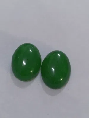 حجر جاد بورمي لون أخضر امبراطوري