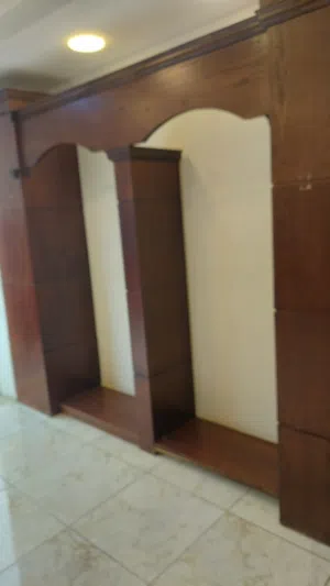 ديكور محل ملابس خشب لاتيه وجه قشرة بلوط طول 14 متر ديكور فخم للبيع بسعر مغري