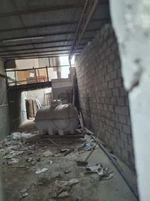 للاجار ورشه عمل مساحة 300م2   مع سكن , ومنافعه