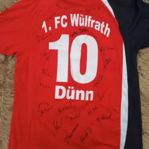 قميص رياضي للبيع