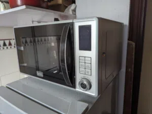 black n decker Microwave oven for sale in Butina Sharjah 25aed,