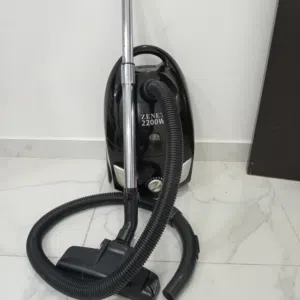 هذه هي مكنسة زينيت الكهربائية الأسطوانية (ZENET Vacuum Cleaner Canister) بقوة شفط تبلغ 2200 واط. [1]