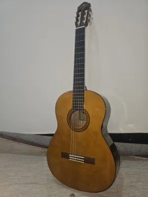 غيتار ياماها c40 نظافة 100%