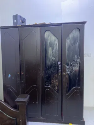 خزانة ملابس مستعملة