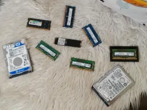 مجموعة هارديسكات  ورامات للبيع بسعر حرق كل هارديسك سعره جانب الاقتباس