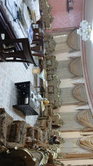 اثاث مستعمل للبيع بحالة الجديد (كنب وطاولة سفرة وطاولة مطبخ بورسلان وبوفيه)