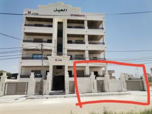 شقه فخمه طابق أرضي 203م مدخل خاص وكراج وساحه للبيع على شارع البترا بالقرب من اربد مول قراند