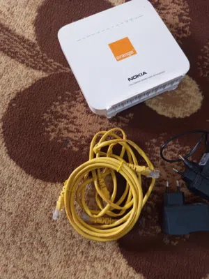 3 راوترات أورانج شغالات مع الوصلات والشواحن