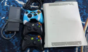 اكس بوكس 360 نظافته 80%،مع 3 جوستك
