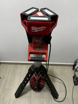 Led projector battery and without battery power Milwaukee