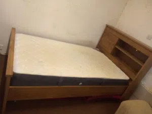 سرير بسدات و رفوف جانبية شخص ونص مع مرتبة وطاولة التلفزيون مطلوب 800