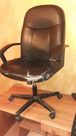 كرسي مكتب عجلات متحرك بحاجة لتنجيد