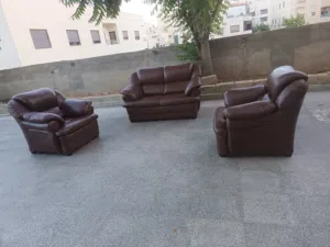 طقم كنب جلد اربع مقاعد بحاله جيده جدا للبيع الموقع عمان الجبيهه