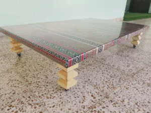 طاولة طعام ارضية قابلة للحركة ومغطاة ضد الماء..