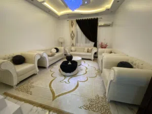 صالون 4 كنبات و4 كراسي وطاولتين