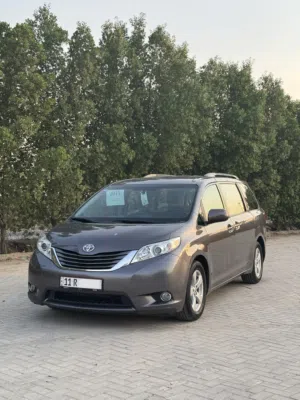 TOYOTA SIENNA LE 2015