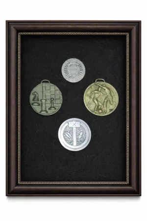 مداليات قديمه من السبعينات بسعر 10 للمجموعه