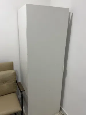 حزانة شبه جديدة ب اللون ابيض