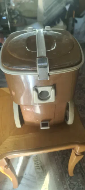 مكنسة  صناعة هولندا ((HOLLAND ELECTRO (( قوية جدا ومتينة وسلسة وسهلة الاستعمال بالتنظيف.