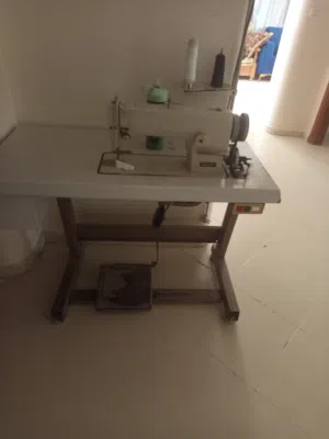 ماكنة خياطة نوع برذر الماكينة شغالة وكل شي فيها تمام المعني