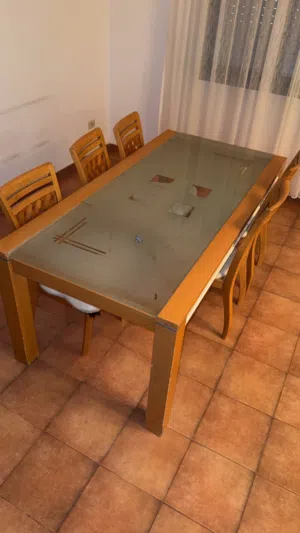 طاولة أكل مع 5 كراسي للبيع