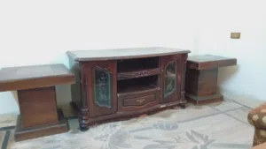 طاولات خشب مع خزائن ورفوف