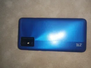 تلفون zte تقدر تنزل عليه انستا أو اي شيء بشكل عادي بس يعلق وفيه كسر والسعر رخيص والي بده اياه ياخذه