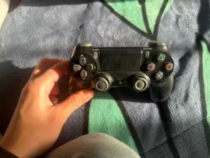 ايد بلاستيشن 4 اصليه مستعمله نضيفه للبيع