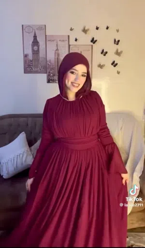 الفستان ده مش فستان كدا والسلام ... ده قنبلة شياكه الفستان ده يخليكي أميرة بجد