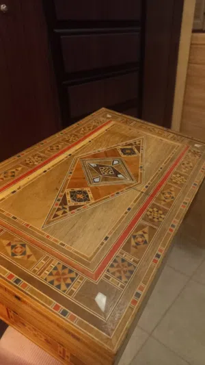 للبيع صندوق موزاييك خشبي شغل يدوي قديم ومتقن. القطعة مطعّمة بـ صدف طبيعي (عرق لؤلؤ) وليس بلاستيك، وم