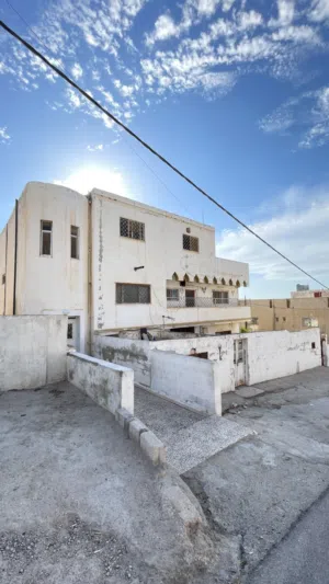 بيت مكون من ثلاث طوابق وتسويه للبيع